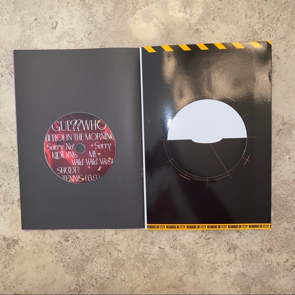 KPop Album - Guess Who? (ITZY) - Picture 3 of 4